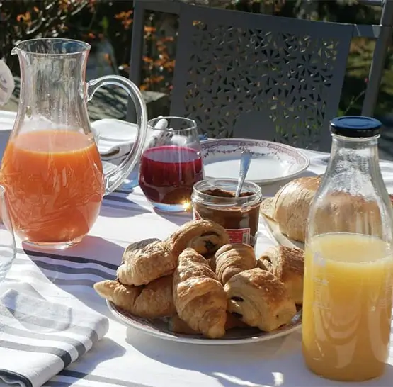 Jus artisanaux servis sur une table